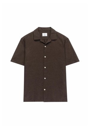 Chemise à manches courtes, à boutons, en tissu brun foncé. Dotée d'un col camp, de six boutons sur le devant et d'une texture lisse.