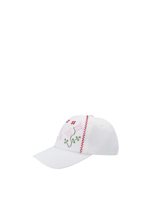 Gorra blanca de béisbol con costuras en zigzag rojas y patrones florales bordados en verde y rojo en el panel delantero.