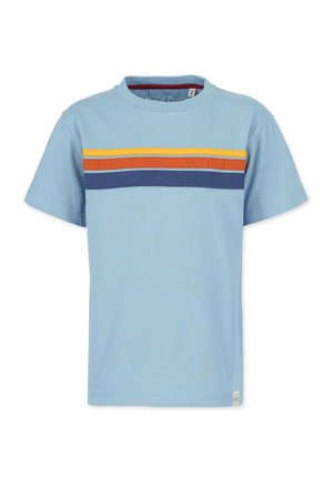 Vaaleansininen puuvillainen t-paita, jossa on pyöreä kaula-aukko ja vaakasuora raitakuosi oranssina, keltaisena ja tummansinisenä rinnan kohdalla.