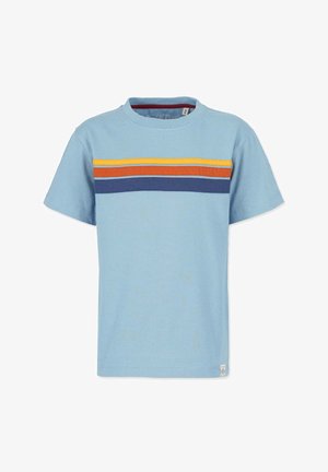 Lyseblå bomulds t-shirt med rund hals, der har et horisontalt stribet design i orange, gul og marineblå på tværs af brystet.