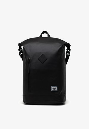 Sac à dos noir avec rabat enroulable fabriqué dans un matériau durable. Il dispose d'une poche zippée à l'avant, de bretelles ajustables et d'un logo en forme de diamant à l'avant.