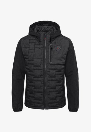 Czarna pikowana kurtka z kapturem, suwakiem z przodu i bocznymi kieszeniami. Na piersi okrągłe logo i teksturowane panele na przedzie.