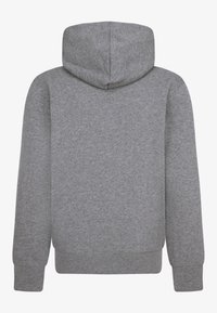 Felpa grigia con una texture morbida, dotata di cappuccio con cordoncino e polsini a costine. Design semplice e pulito, senza loghi o motivi visibili.