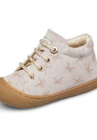 Scarpa per bambini in suede beige chiaro con fantasie di fiocchi luccicanti, occhielli dorati, lacci dorati e suola e punta in gomma marrone.