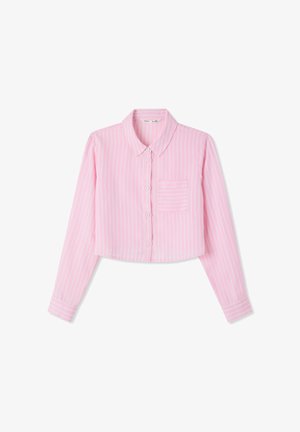 Camicia corta rosa con maniche lunghe, righe bianche verticali, davanti con bottoni e una tasca sul petto con righe orizzontali.