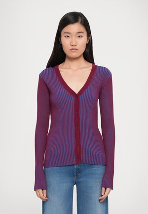 Bordeaux en blauw gestreepte gebreide cardigan, met een V-hals, lange mouwen en een knoopsluiting aan de voorkant. Soepele textuur.
