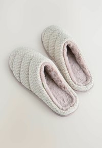Pantofole grigio chiaro e rosa con un texture trapuntato, rivestimento in morbido pelliccia e design a punta rotonda, caratterizzate da un motivo sottile in tutto il prodotto.