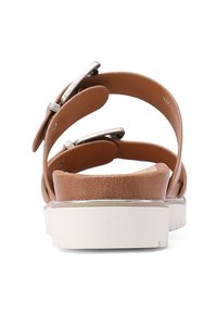 Sandali in pelle marrone con cinturini regolabili, fibbie argentate e suola piatta bianca. Presentano una texture liscia e un design sagomato.