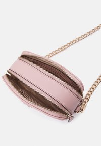 Bolso bandolera de cuero rosa con compartimentos dobles con cremallera, correa de cadena en tono dorado y textura suave. El interior muestra un forro marrón.