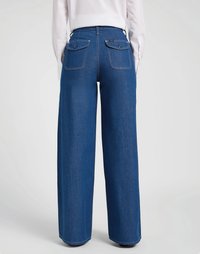 Calças de ganga de perna larga em azul escuro, com dois bolsos traseiros e costura contrastante ao longo das bordas. Tecido texturizado com um acabamento suave.