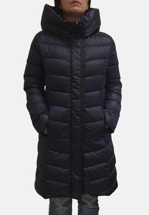 Cappotto invernale imbottito blu marino con cappuccio, caratterizzato da pannelli trapuntati, due tasche laterali e chiusura con zip frontale. Design di lunghezza media.