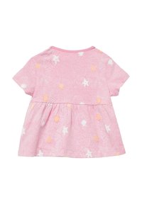 Roze babyjurk met korte mouwen, versierd met witte en oranje sterren en schelpenpatronen, in een losse pasvorm met een gathered taille.