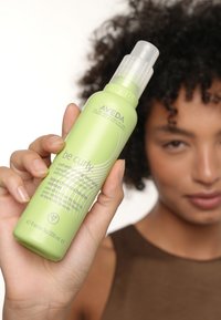 Aveda BE CURLY ™ CURL ENHANCING HAIR SPRAY  - Stylingproduct