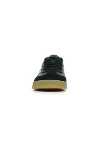 Czarny sneaker z zamszową i skórzaną cholewą, sześcioma otworami na sznurowadła oraz gumową podeszwą. Widok z przodu uwydatnia kształt i szczegóły projektu.