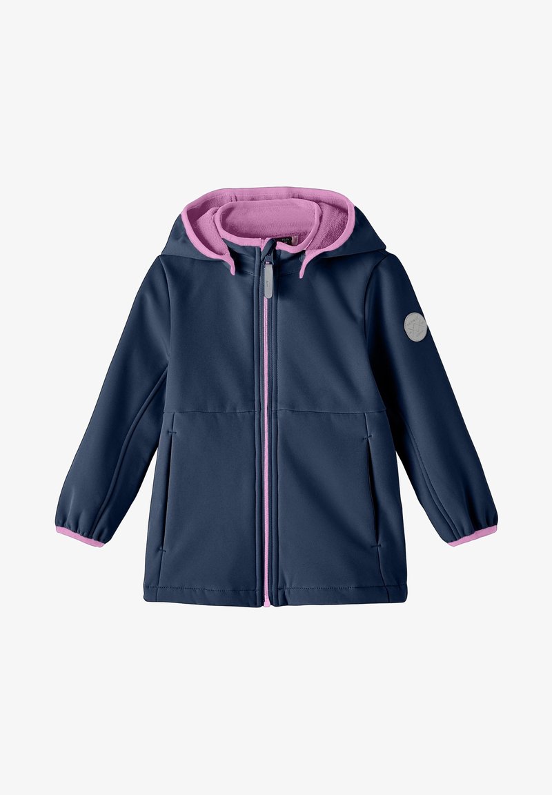 Veste softshell navy avec des accents roses, capuche, fermeture éclair avant et deux poches latérales ; dotée de poignets élastiques et d'un badge logo rond sur la manche.