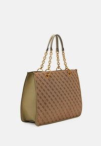Bruine gestructureerde tote bag met een monogram patroon, groene leren accenten, gouden kettinghandvatten en een strakke vorm.