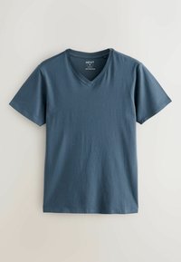 Tricou V cu guler în formă de V, de culoare albastru închis, realizat din bumbac, cu mâneci scurte și o textură netedă. Design simplu, fără modele sau accente.