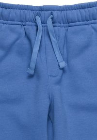 Blauwe katoenen sweatpants met een elastische tailleband en trekkoord. Kenmerkt zich door een gladde textuur en gestikte details.
