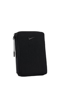 Portafoglio a pochette Nike nero realizzato in tessuto testurizzato. Presenta una chiusura con zip, un design minimalista e un piccolo logo Nike argentato sul davanti.