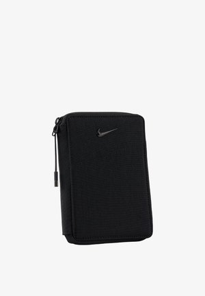 Portafoglio a pochette Nike nero realizzato in tessuto testurizzato. Presenta una chiusura con zip, un design minimalista e un piccolo logo Nike argentato sul davanti.