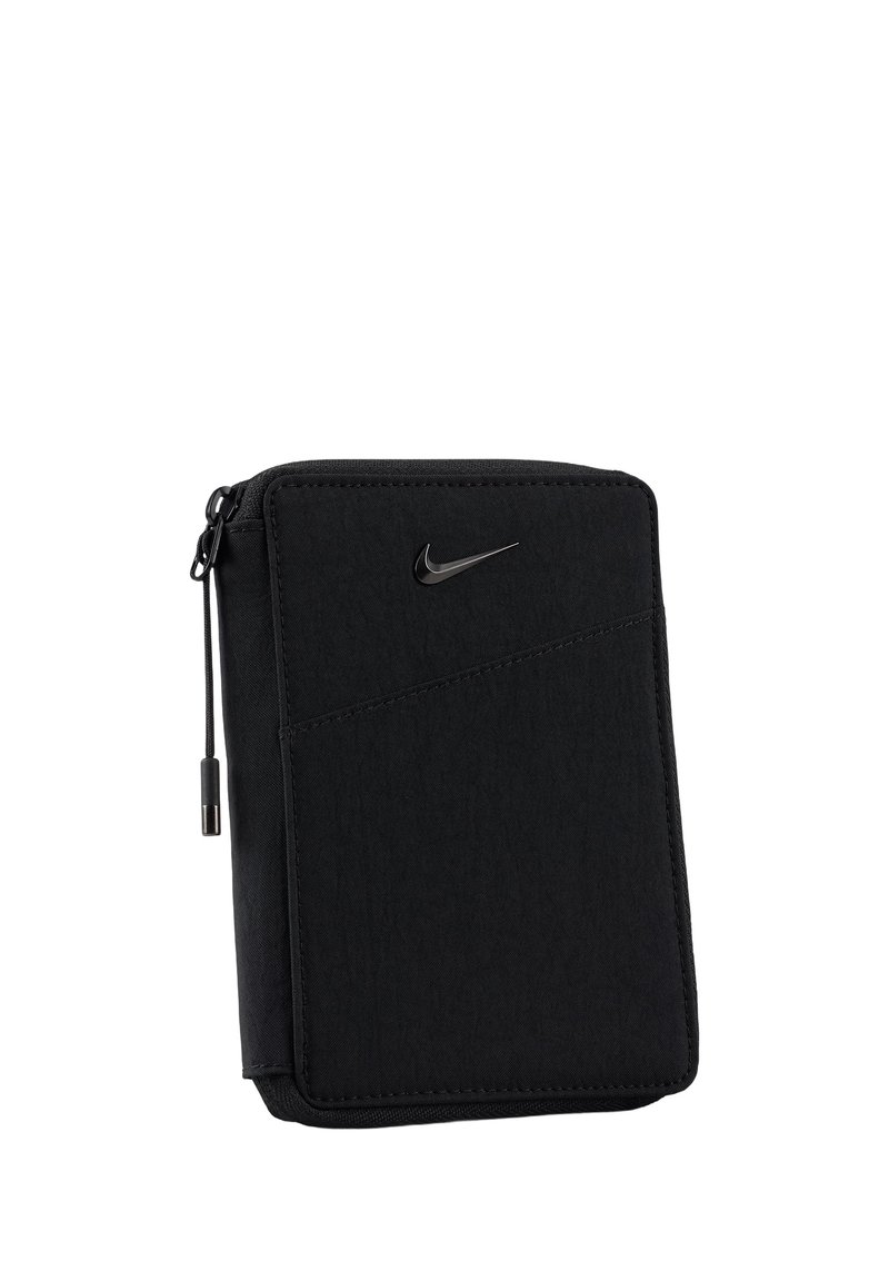 Portafoglio a pochette Nike nero realizzato in tessuto testurizzato. Presenta una chiusura con zip, un design minimalista e un piccolo logo Nike argentato sul davanti.