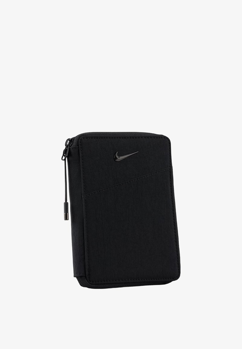 Portafoglio a pochette Nike nero realizzato in tessuto testurizzato. Presenta una chiusura con zip, un design minimalista e un piccolo logo Nike argentato sul davanti.