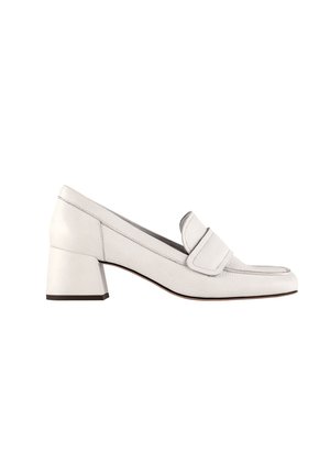 Białe skórzane loafersy na słupku z okrągłym noskiem i starannie wykończonym szwem na cholewce. Posiadają górny pasek i teksturowane wykończenie.