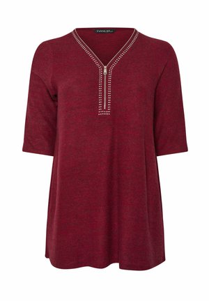 Bordeaux lange mouwen top met een V-hals en ritssluiting, versierd met zilveren studs rond de halslijn. Zachte, gestructureerde stof.