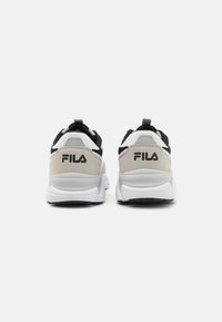 Dos pares de zapatillas FILA con una combinación de colores en negro, gris y blanco. Están hechas de cuero y malla, con un collar acolchado y detalles texturizados.