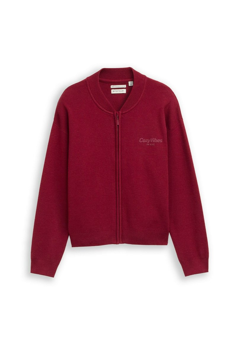 Burgunderfarbener Reißverschluss-Pullover mit Rundhalsausschnitt, gerippten Bündchen und Saum, der ein Logo "Cozy Vibes in NYC" auf der linken Seite aufweist. Weiche Textur.