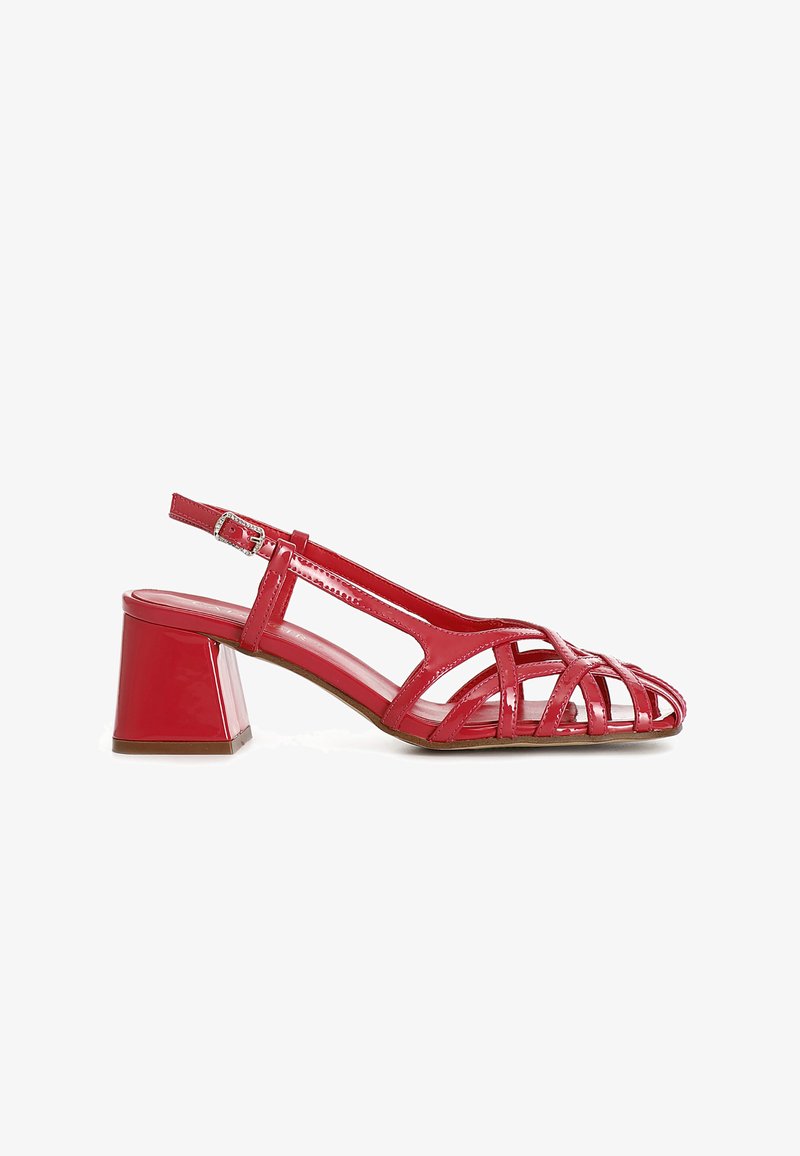 Červené sandály z lakované kůže s designem na patě, otevřenou špičkou a geometrickým blokovým podpatkem. Obsahují křížové popruhy pro oporu.