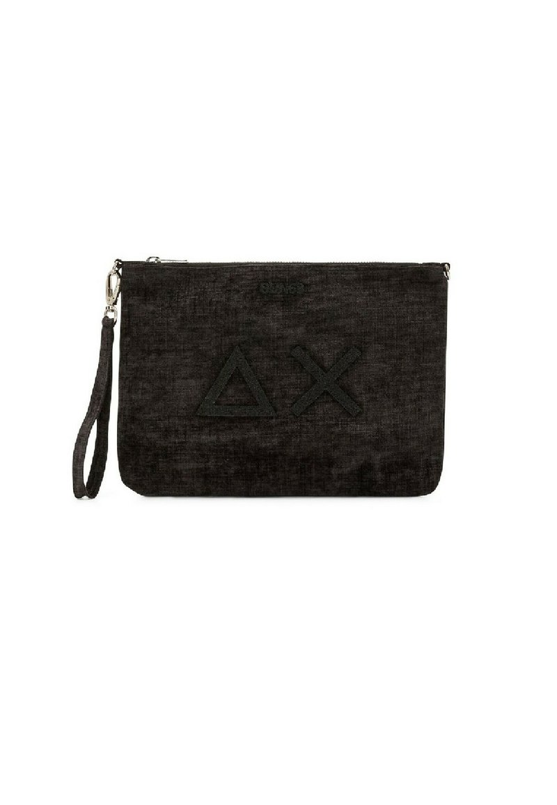 Clutch in tessuto nero con superficie texture, caratterizzato da un logo geometrico in rilievo. Include una tracolla rimovibile e chiusura con zip.