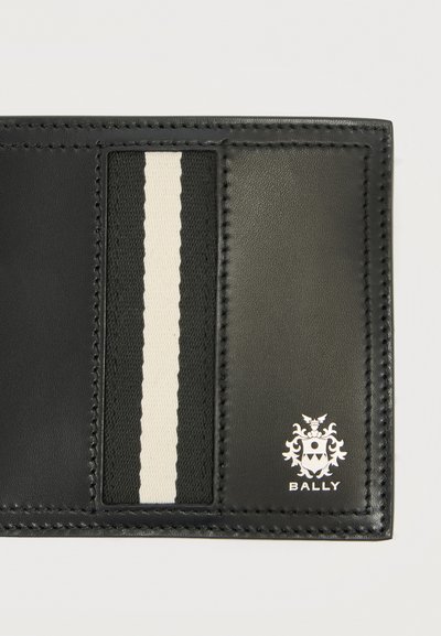 Portefeuille en cuir noir avec une bande verticale en tissu blanc et noir et un logo Bally argenté embossé dans le coin inférieur droit.