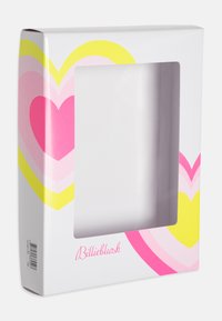 Scatola di imballaggio bianca con una finestra trasparente, decorata con motivi a cuore sovrapposti in rosa, giallo e rosa chiaro, etichettata "Billieblush."