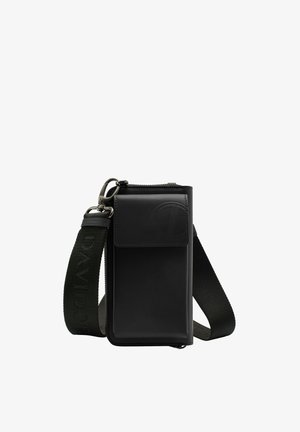 Schwarze Leder-Crossbody-Tasche mit Reißverschluss, Fronttasche und Logo-Detail. Enthält einen Stoffriemen mit geprägt Branding.