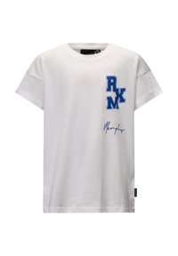 Biała bawełniana koszulka z krótkim rękawem, z niebieskimi literami "RKM" na lewej piersi i napisem "Memphis" poniżej, w luźnym fasonie.