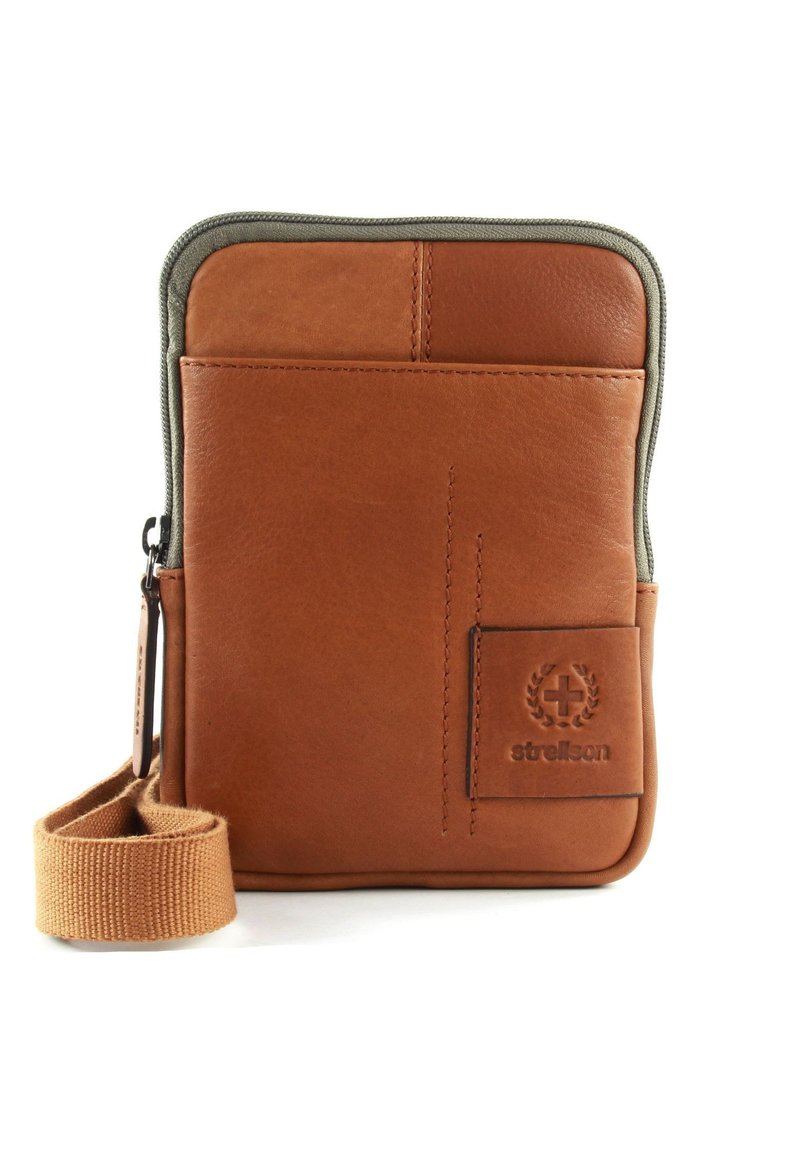 Braune Lederpouch mit einem grünen Reißverschluss, ausgestattet mit einer Fronttasche und gesticktem Logo-Detail. Inklusive einem Stoff-Handgelenkriemen zum Tragen.