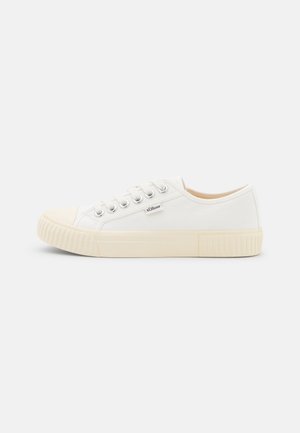 Canvas-Sneaker in Off-White, mit runder Zehenpartie, Schnürung vorne mit silbernen Ösen und einer strukturierten Gummisohle.