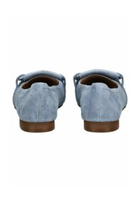Scarpe flat in suede blu chiaro con punta arrotondata, suola bassa in gomma marrone e cinturino regolabile sul retro per una vestibilità sicura.
