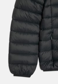 Giacca a vento nera con sezioni trapuntate, texture liscia e polsini elasticizzati. Chiusura con zip e piccolo tirante.