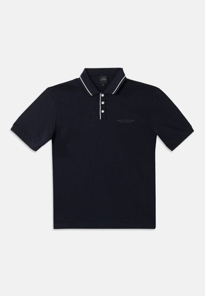 Marinblå polo skjorta i bomull, med en kontrasterande vit krage, treknappsstängning och broderad logotyp på bröstet.
