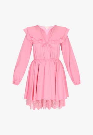 Rózsaszín pamutruha hosszú ujjakra, fodros nyakkivágással, zsinóros derékrésszel és csipke díszítéssel az alján. Puha textúra és bővülő szoknya kialakítás.
