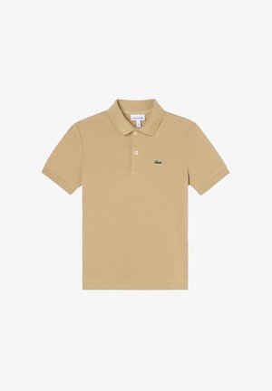 Polo beige à manches courtes avec col, deux boutons et petit logo crocodile vert sur le côté gauche de la poitrine.