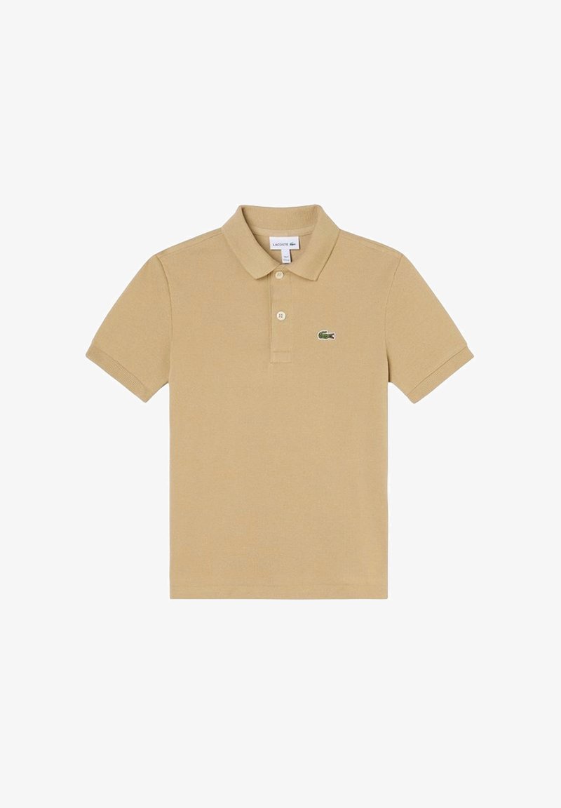 Polo beige à manches courtes avec col, deux boutons et petit logo crocodile vert sur le côté gauche de la poitrine.