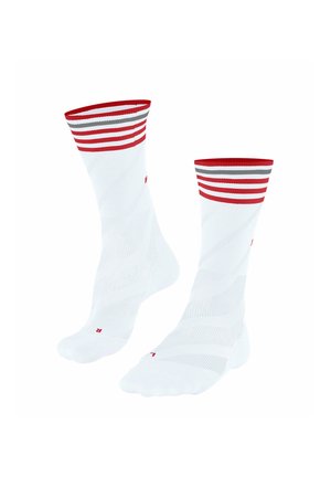 Białe skarpetki do kostki z czerwonymi, szarymi i białymi poziomymi paskami na ściągaczu, z wzorami z siateczki i oznaczonymi palcami lewej i prawej stopy.