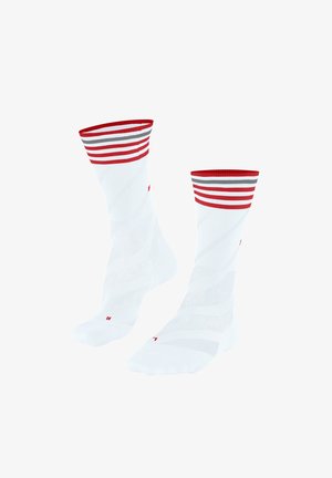 Weiße Knöchelsocken mit roten, grauen und weißen horizontalen Streifen am Bündchen, mit Netzmustern und markierten linken und rechten Zehen.