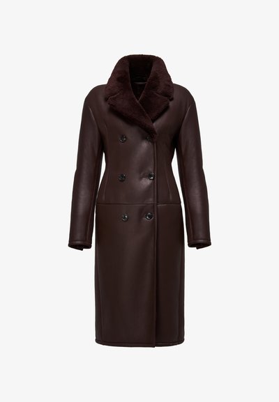 Abrigo de cuero marrón de doble botonadura con un cuello de borrego texturizado en marrón oscuro. Presenta mangas largas y dos filas de botones.