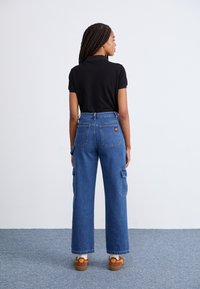 Santa Cruz WORKERS PANT - Tiesaus kirpimo džinsai - classic blue denim