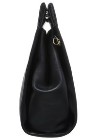 Czarna skórzana torebka z widokiem z boku, ukazująca złożony górny fragment i szczegóły złotego zapięcia.