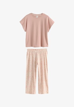 Mīksta rozā īsroku krekls ar platu griezumu, kombinēts ar gaiši rozā ziedu raksta biksēm ar elastīgu jostasvietu ikdienas valkāšanai.